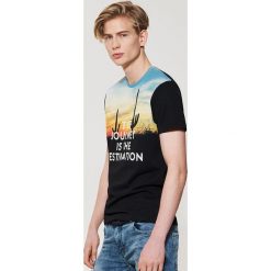 T-shirty męskie: T-shirt z fotonadrukiem i napisem – Czarny