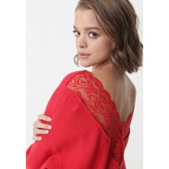 Czerwony Sweter Calverley. Czerwone swetry damskie Born2be, s, z aplikacjami, z dzianiny, z długim rękawem, długie, bez kaptura. Za 119,99 zł.