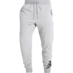 Spodnie dresowe męskie: New Balance ESSENTIALS GRAPHIC Spodnie treningowe athletic grey