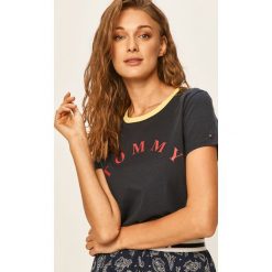 Tommy Hilfiger - T-shirt. Białe bluzki damskie TOMMY HILFIGER, s, z nadrukiem, z bawełny, z okrągłym kołnierzem. Za 159,90 zł.