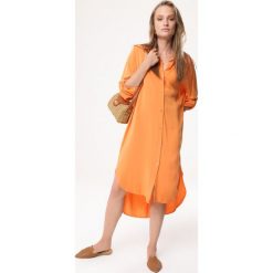 Pomarańczowa, oversizowa szmizjerka midi. Pomarańczowe sukienki damskie Born2be, s, w paski, z materiału, eleganckie, z okrągłym kołnierzem, bez rękawów, długie, midi, asymetryczne. Za 124,99 zł.
