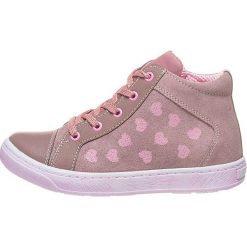 Sneakersy w kolorze jasnoróżowym. Różowe trampki dziewczęce lamino, bez wzorów, z materiału, na sznurówki. W wyprzedaży za 142,95 zł.