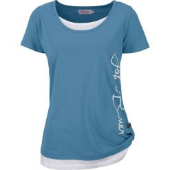 Shirt 2 w 1, krótki rękaw bonprix niebieski dżins. Niebieskie koszulki damskie marki bonprix, z napisami, z kontrastowym kołnierzykiem. Za 37,99 zł.