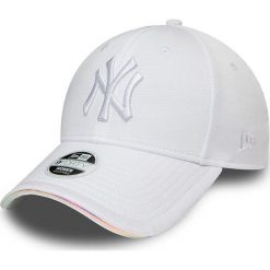 New Era - Czapka. Białe czapki damskie New Era, z aplikacjami, z poliesteru. Za 159,90 zł.
