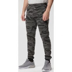 Khaki Moro Spodnie Ortora. Brązowe spodnie męskie Born2be, xxl, moro, z dresówki. Za 49,99 zł.