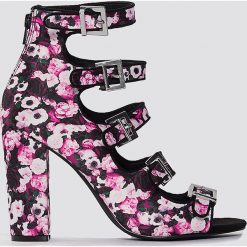 NA-KD Shoes Sandały na wysokim obcasie ze sprzączkami - Pink,Multicolor. Różowe rzymianki damskie NA-KD Shoes, w paski, z satyny, na wysokim obcasie. W wyprzedaży za 60,89 zł.