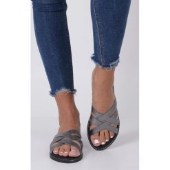Stalowe Klapki Z Nitami Casu Sn19X2/pe. Szare klapki damskie Casu, bez wzorów, bez obcasa. W wyprzedaży za 29,99 zł.