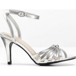 Sandały bonprix srebrny. Szare sandały damskie bonprix, w paski, eleganckie, bez obcasa, z paskami. Za 37,99 zł.
