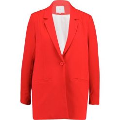 Minimum TARA Krótki płaszcz fiery red. Czerwone płaszcze damskie marki Minimum, z elastanu. Za 459,00 zł.