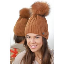 Czapka VANIE BROWN. Pomarańczowe szaliki damskie Czapka VANIE BROWN, bez wzorów. W wyprzedaży za 29,00 zł.