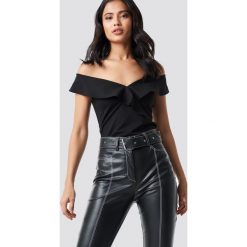 NA-KD Party Top z odkrytymi ramionami - Black. Czarne topy damskie marki NA-KD Party, bez wzorów, z falbankami. Za 141,95 zł.