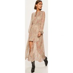 Pepe Jeans - Sukienka Casandra. Sukienki damskie Pepe Jeans, na co dzień, s, bez wzorów, z poliesteru, casualowe, ze stójką, z długim rękawem, długie, maxi, rozkloszowane. W wyprzedaży za 359,90 zł.