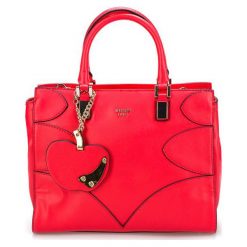Guess Torebka Damska Guess Fruit Punch Apple Satchel Red. Czerwone torebki klasyczne damskie marki Guess, z aplikacjami, bez dodatków. Za 0,00 zł.