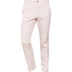 Polo Ralph Lauren SLIM FIT NEWPORT PANT Spodnie materiałowe new sand. Szare rurki męskie Polo Ralph Lauren, z bawełny. W wyprzedaży za 471,20 zł.