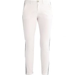 Chinosy damskie: Teddy Smith AMBER Chinosy offwhite