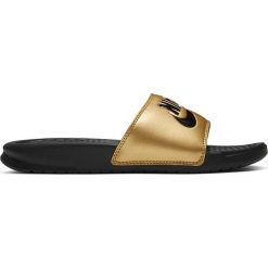 KLAPKI BENASSI JDI. Żółte klapki damskie Nike, w paski, ze skóry ekologicznej, bez obcasa. Za 129,99 zł.