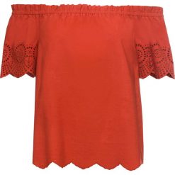 Bluzka z dekoltem carmen: MUST HAVE bonprix ceglastoczerwony. Czerwone bluzki damskie bonprix, z haftami, bez kołnierzyka, bez rękawów. Za 49,99 zł.