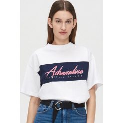 Koszulka oversize z napisem - Biały. Białe koszulki damskie Cropp, s, z napisami, bez kołnierzyka, bez rękawów. Za 39,99 zł.