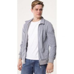 Szara Bluza Disassociated. Szare bluzy męskie Born2be, xl, bez wzorów, z kapturem, bez rękawów, bez kaptura. Za 79,99 zł.