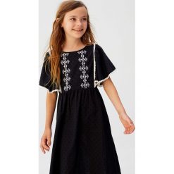 Mango Kids - Sukienka dziecięca Madrid 116-164 cm. Czarne sukienki dziewczęce Mango Kids, z haftami, z bawełny, casualowe, z krótkim rękawem, krótkie, mini, rozkloszowane. Za 139,90 zł.