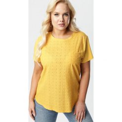 Żółta Bluzka Salasiphe. Żółte bluzki damskie Born2be, xl, z haftami, z dzianiny, z okrągłym kołnierzem, plus size, z krótkim rękawem. Za 59,99 zł.