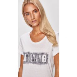 Mustang - T-shirt. Białe bluzki damskie Mustang, s, z nadrukiem, z bawełny, z okrągłym kołnierzem. Za 59,90 zł.