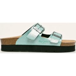 Pepe Jeans - Klapki Oban Remake. Różowe klapki damskie Pepe Jeans, bez wzorów, z jeansu, bez obcasa, na obcasie. W wyprzedaży za 159,90 zł.