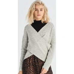 Sweter z zakładką - Jasny szar. Szare swetry klasyczne damskie marki Sinsay, s. Za 59,99 zł.