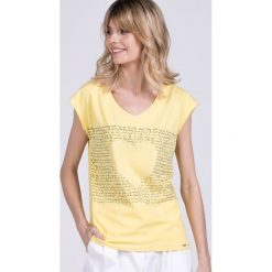 T-shirt damski z motywem serca. Białe t-shirty damskie Monnari, xl, z napisami, z bawełny, z dekoltem w serek. W wyprzedaży za 39,95 zł.