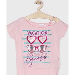 Guess Jeans - Top dziecięcy 118-166 cm. Różowe bluzki dziewczęce Guess Jeans, z nadrukiem, z elastanu, bez kołnierzyka, z krótkim rękawem, krótkie, bez kaptura. W wyprzedaży za 99,90 zł.