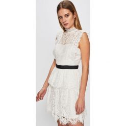 Answear - Sukienka. Białe sukienki damskie ANSWEAR, na co dzień, s, w koronkowe wzory, z bawełny, eleganckie, z golfem, bez rękawów, mini, rozkloszowane. W wyprzedaży za 179,90 zł.