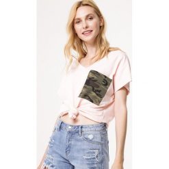 Różowa T-shirt Cosmothetic. Różowe koszule damskie Born2be, s, moro, z dzianiny, z okrągłym kołnierzem. Za 44,99 zł.