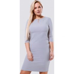 Jasnoszara Sukienka Percolate. Szare sukienki damskie Born2be, xl, bez wzorów, z tkaniny, z okrągłym kołnierzem, bez rękawów, midi. Za 59,99 zł.