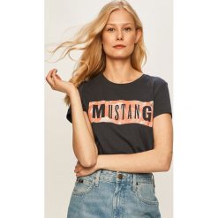 Mustang - T-shirt. Niebieskie t-shirty damskie Mustang, s, z nadrukiem, z bawełny, casualowe, z okrągłym kołnierzem. Za 69,90 zł.