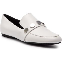 Półbuty CALVIN KLEIN - Ola E8892 White. Białe półbuty damskie Calvin Klein, na co dzień, z aplikacjami, ze skóry, bez obcasa, na obcasie, bez zapięcia. Za 629,00 zł.