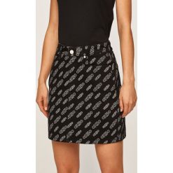 Calvin Klein Jeans - Spódnica CK50. Czarne spódniczki damskie Calvin Klein Jeans, na co dzień, bez wzorów, z elastanu, casualowe, z podwyższonym stanem, mini, ołówkowe. W wyprzedaży za 299,90 zł.