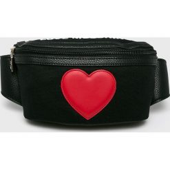 Love Moschino - Nerka. Czarne walizki Love Moschino, w paski, z materiału, casualowe, bez dodatków. Za 529,90 zł.
