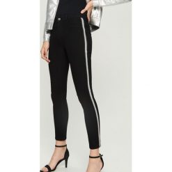 Jeansy skinny z błyszczącymi lampasami - Czarny. Czarne jeansy damskie marki Sinsay, bez wzorów, z jeansu. Za 59,99 zł.