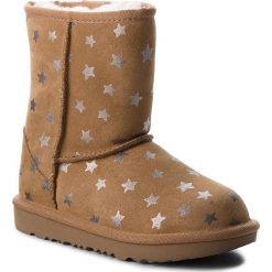 Buty UGG - Kids Classic Short II Stars 1019697K K/Che. Pomarańczowe śniegowce dziewczęce Ugg, bez zapięcia. Za 709,00 zł.