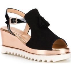 Buty damskie. Żółte klapki damskie Wittchen, w paski, ze skóry, bez obcasa. W wyprzedaży za 489,90 zł.