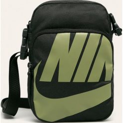 Nike Sportswear - Saszetka. Szare nerki damskie Nike Sportswear, w paski, z poliesteru, z nadrukiem, bez dodatków. W wyprzedaży za 59,90 zł.