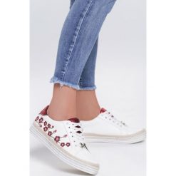 Biało-Czerwone Trampki Going Home. Czerwone espadryle damskie Renee, z aplikacjami, na sznurówki. Za 59,99 zł.