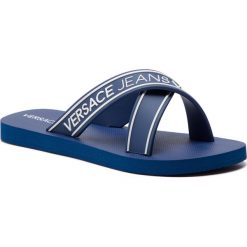 Klapki VERSACE JEANS - E0YTBSQ5 70985 239. Niebieskie klapki męskie Versace Jeans, bez wzorów, z jeansu. W wyprzedaży za 139,00 zł.