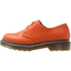Dr. Martens 1461 3 EYE SMOOTH Oksfordki burnt orange virginia. Pomarańczowe półbuty damskie Dr. Martens, bez wzorów, ze skóry, bez obcasa, na sznurówki. Za 609,00 zł.