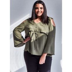 Nowoczesna bluzka w kolorze KHAKI z wiązaniem duże rozmiary OVERSIZE PLUS SIZE WIOSNA. Brązowe bluzki damskie Moda Size Plus Iwanek, s, z aplikacjami, z jeansu, klasyczne, z dekoltem w serek, plus size, bez rękawów. Za 119,90 zł.