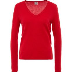 FTC Cashmere PULLI V NECK Sweter lipstick red. Czerwone bluzy damskie marki FTC Cashmere, xs, bez wzorów, z lyocellu, bez rękawów, bez kaptura. Za 749,00 zł.