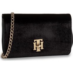 Torebka TOMMY HILFIGER - Th Lock Mini Cross AW0AW07826 BLK. Czarne torebki klasyczne damskie TOMMY HILFIGER, bez wzorów, ze skóry ekologicznej, wizytowe, bez dodatków. Za 449,00 zł.