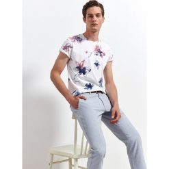 T-shirt w kwiaty. Białe t-shirty męskie Top Secret, na lato, xxl, z nadrukiem, z bawełny, bez kołnierzyka, krótkie. W wyprzedaży za 19,99 zł.