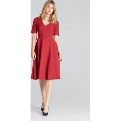 Sukienka midi rozkloszowana bordowa - l. Czerwone sukienki damskie e-margeritka.pl, l, bez wzorów, z tkaniny, eleganckie, z dekoltem w serek, z długim rękawem, długie, midi, rozkloszowane. Za 194,99 zł.