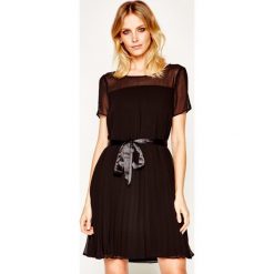 Sukienka koktajlowa DKNY P0BBGEWP. Czarne sukienki damskie DKNY, l, bez wzorów, z poliesteru, wizytowe, bez kołnierzyka, bez rękawów. W wyprzedaży za 579,00 zł.